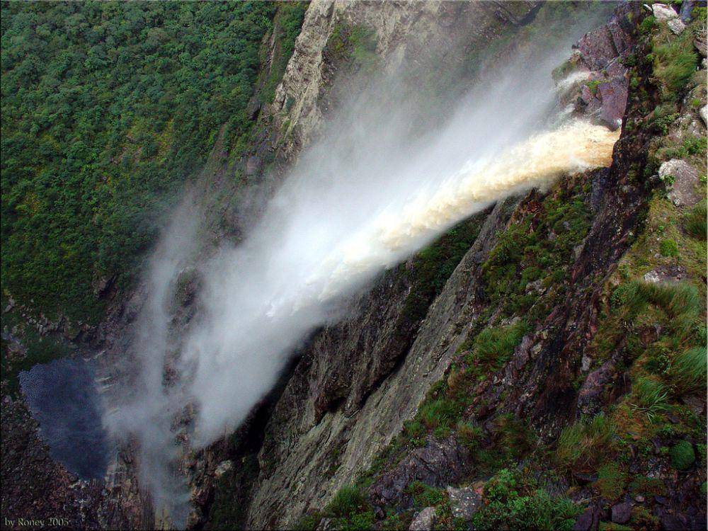 potret Cachoeira da Fumaça atau Smoke waterfalls di Brasil (wikipedia.org/r m)