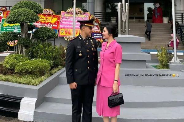 7 Potret Febby Rastanty Dampingi Suami Kerja, Pakai Baju Bhayangkari