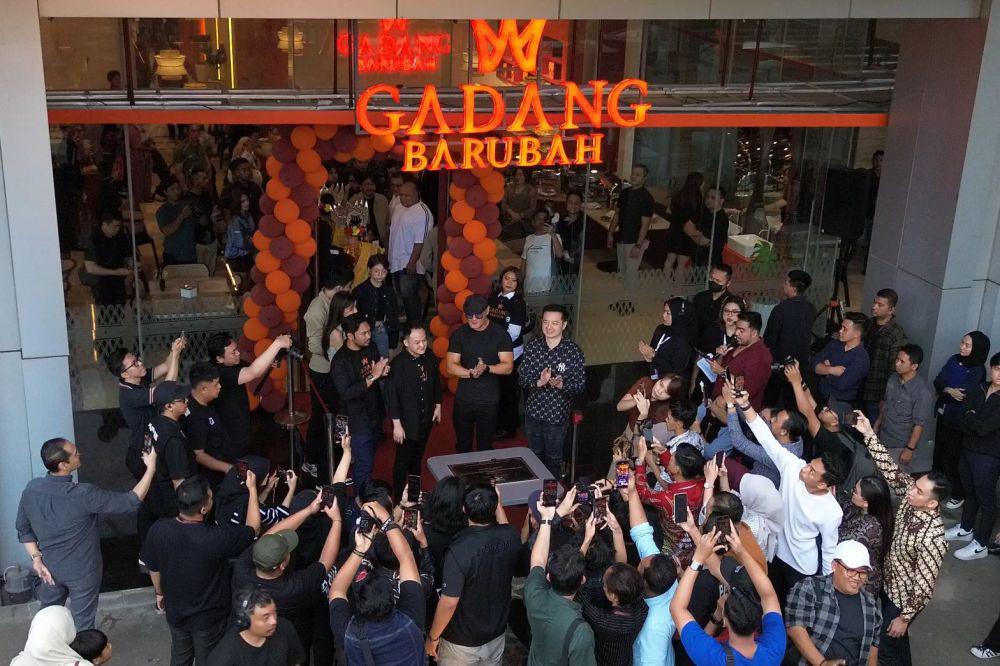 Rambah Kuliner, Deddy Corbuzier Buka Resto Padang Unik di Pollux Mall