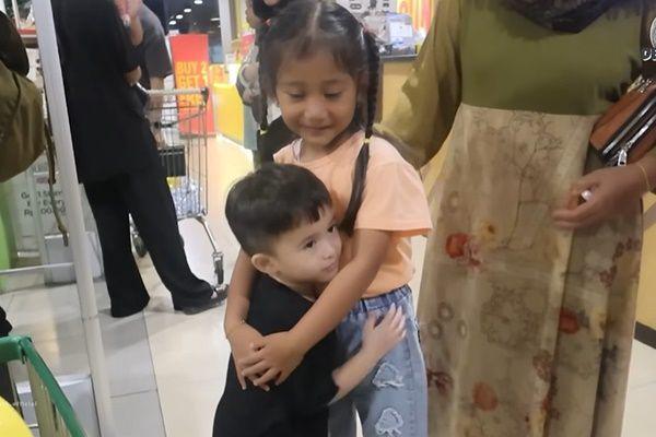 7 Momen Perdana Adzam Bertemu Bintang, Putri Mendiang Lina Jubaedah