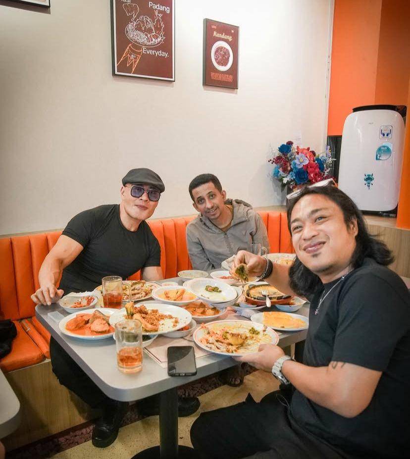 potret artis hadiri grand opening restoran Padang milik Deddy Corbuzier (Instagram.com/praz_teguh)