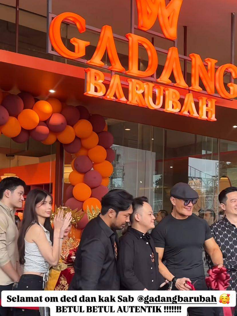 potret artis hadiri grand opening restoran Padang milik Deddy Corbuzier (Instagram.com/ayiqorry)