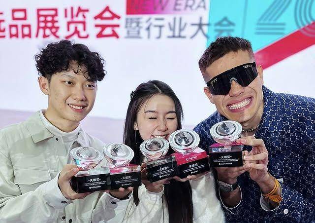 7 Momen Willie Salim Raih Penghargaan di China Bareng Vilmei dan Aisar