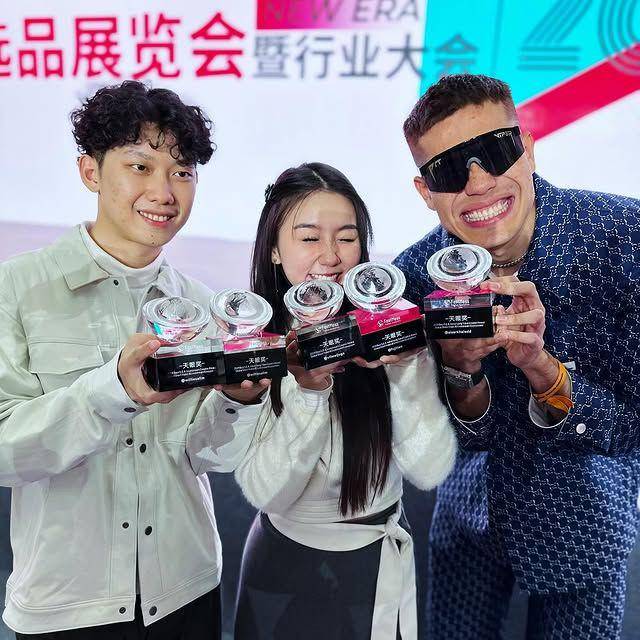 potret Willie Salim raih penghargaan di China bareng Vilmei dan Aisar Khaled (Instagram.com/willie27_)