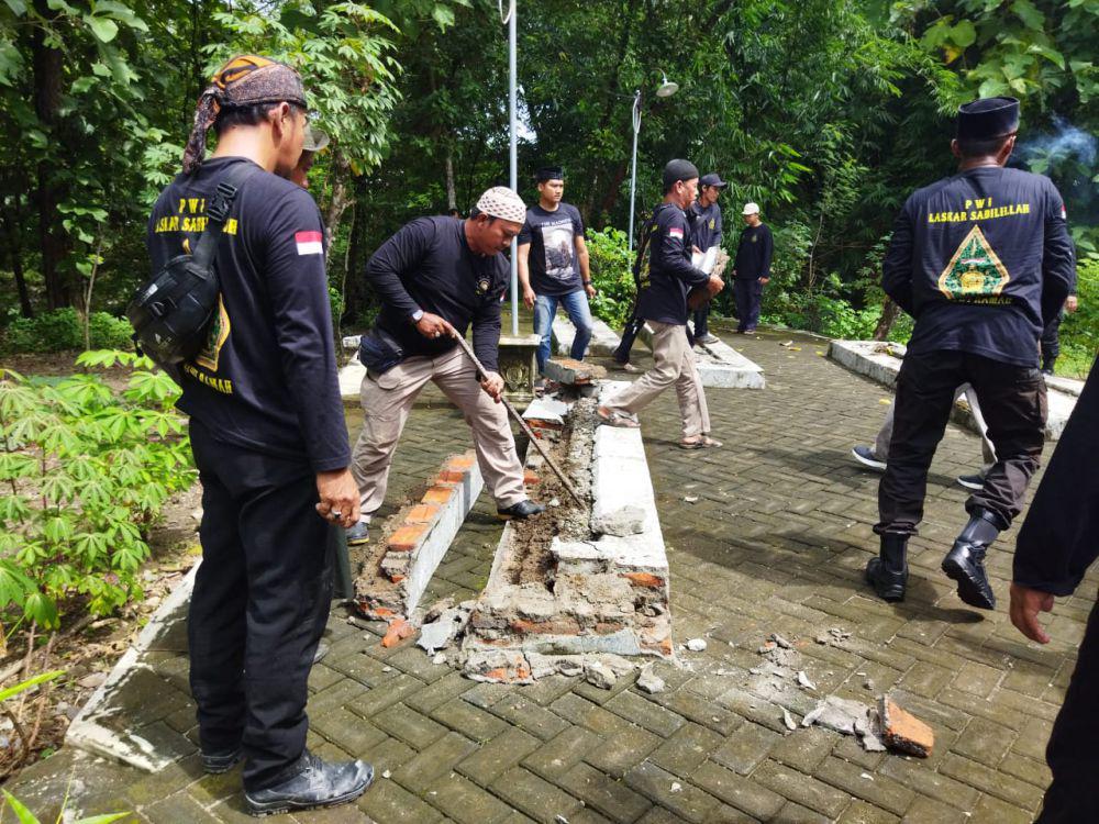Warga Bongkar Makam Wali Limo Palsu di Ngawi
