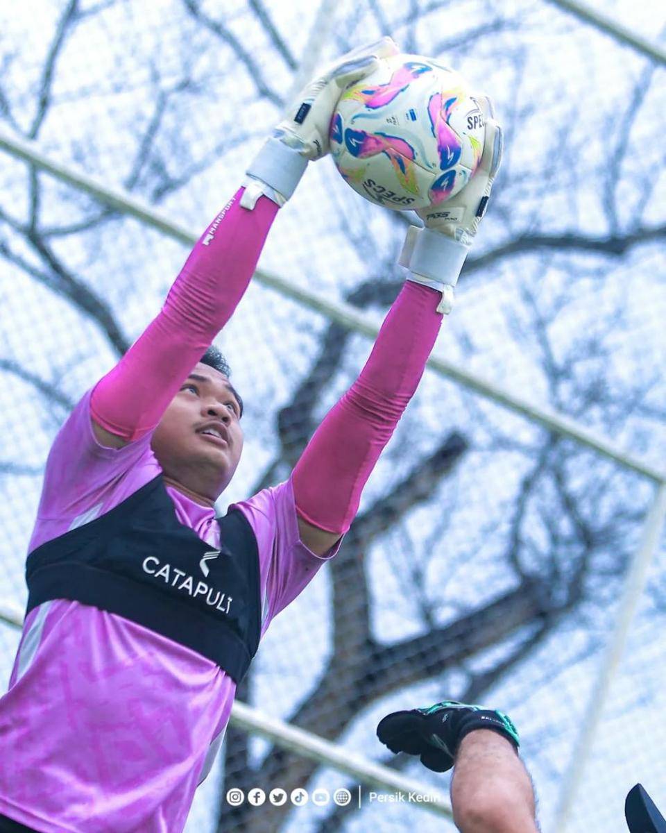 Kiper Persik Kediri Husna Al Malik saat berlatih. Instagram/ persikfcofficial