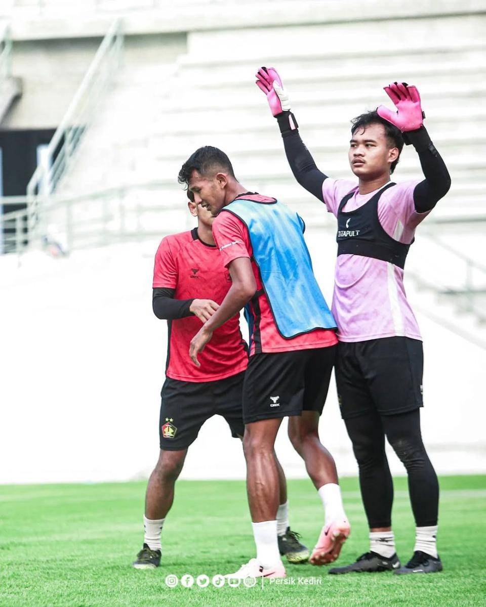 Kiper Persik Kediri Husna Al Malik saat berlatih. Instagram/ persikfcofficial
