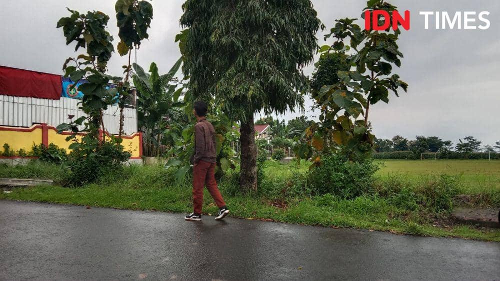 Seorang warga berjalan kaki melewati lokasi pengeroyokan anggota Polresta Yogyakarta. (IDN Times/Fariz Fardianto)