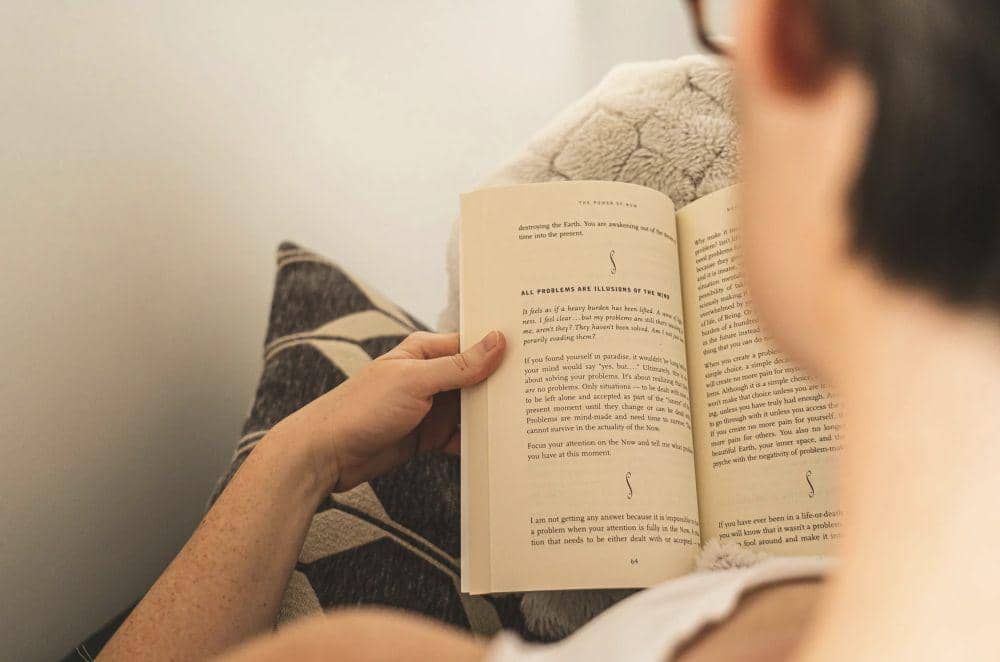 ilustrasi membaca buku (pexels.com/Castorly Stock)