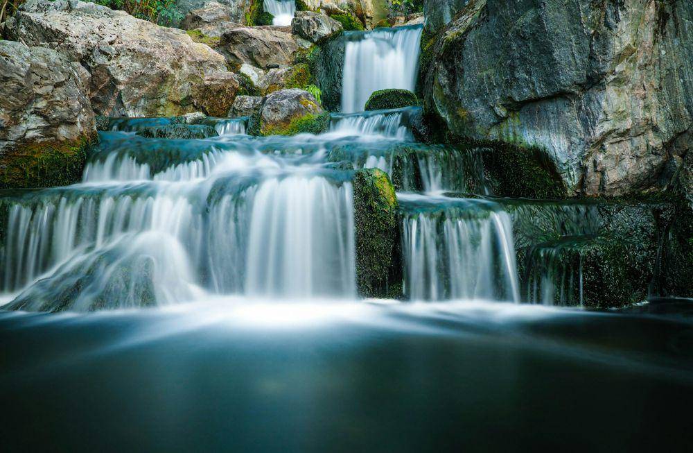 ilustrasi air terjun (unsplash.com/Mike Lewis HeadSmart Media)