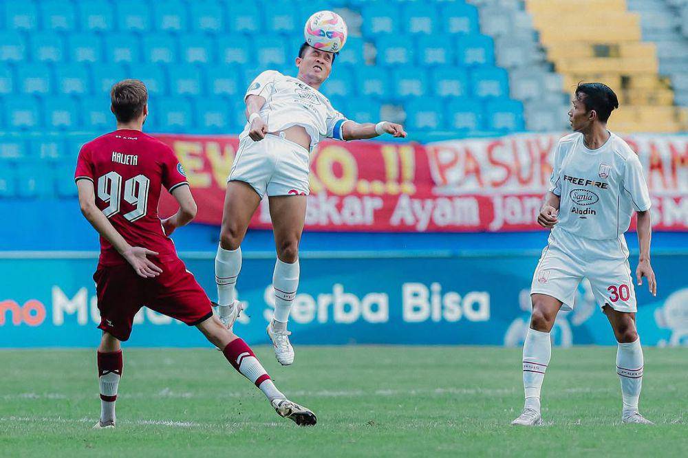 Pemain Persis Solo (jersey putih) dalam laga menghadapi PSM Makassar pada putaran pertama Liga 1 Indonesia 2024/2025. (instagram.com/persisofficial)