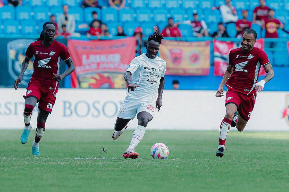 Pemain Persis Solo (jersey putih) dalam laga menghadapi PSM Makassar pada putaran pertama Liga 1 Indonesia 2024/2025. (instagram.com/persisofficial)