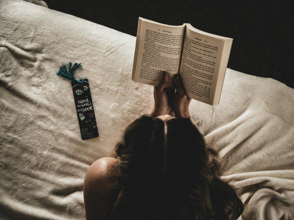 8 Barang Pendukung untuk Aktivitas Membaca, Si Kutu Buku Wajib Punya