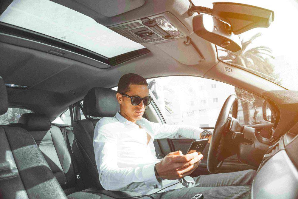 ilustrasi sunroof pada mobil (pexels.com/Hassan OUAJBIR)
