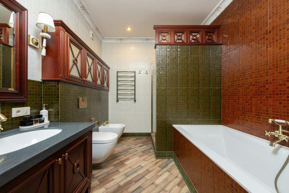 8 Ide Desain Dinding Kamar Mandi yang Chic dan Estetik