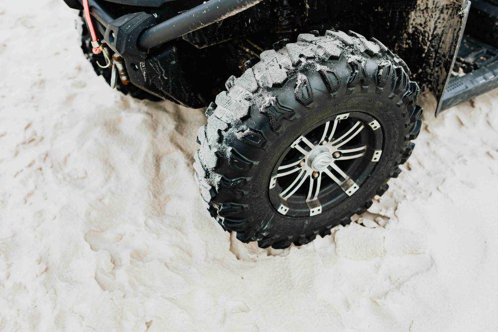 ilustrasi ban mobil off-road (pexels.com/Kaboompics)