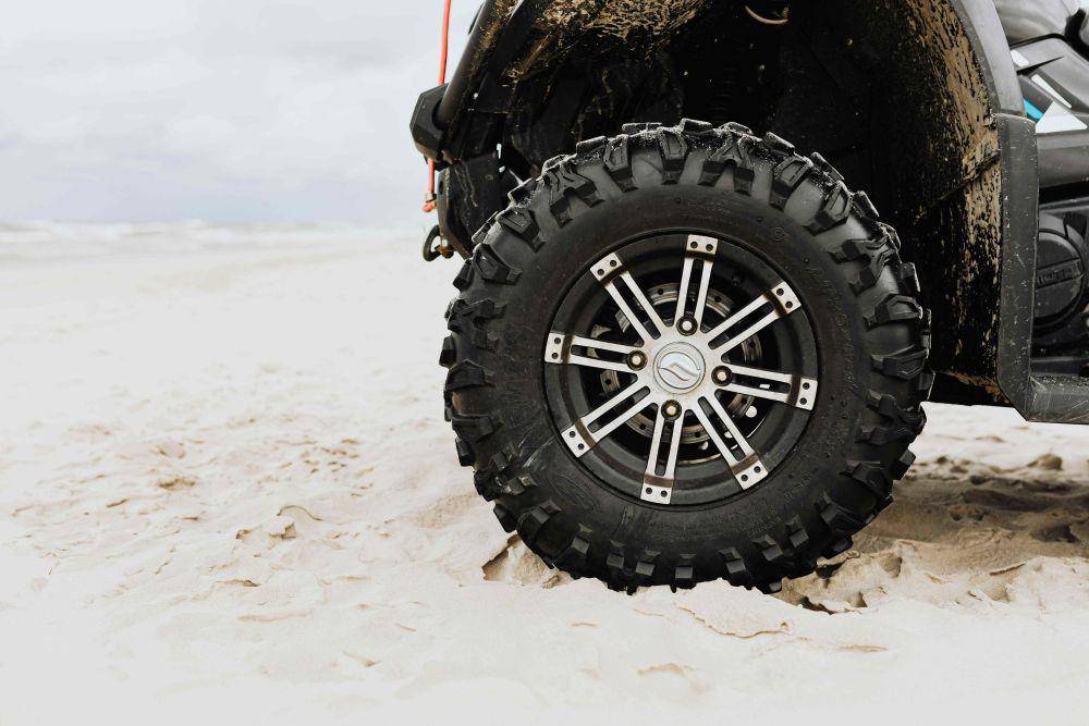 ilustrasi ban mobil off-road (pexels.com/Kaboompics)