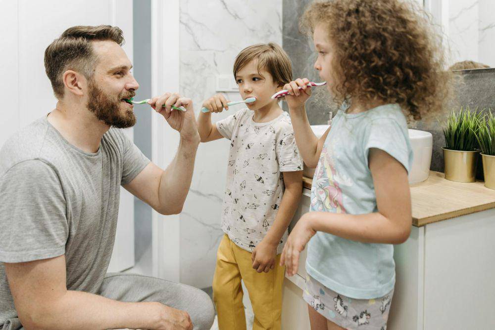 ilustrasi ayah yang mengajari anak sikat gigi (pexels.com/Pavel Danilyuk)