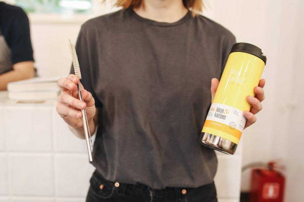 ilustrasi memegang botol tumblr dan sedotan stainless (pexels.com/Polina Tankilevitch)