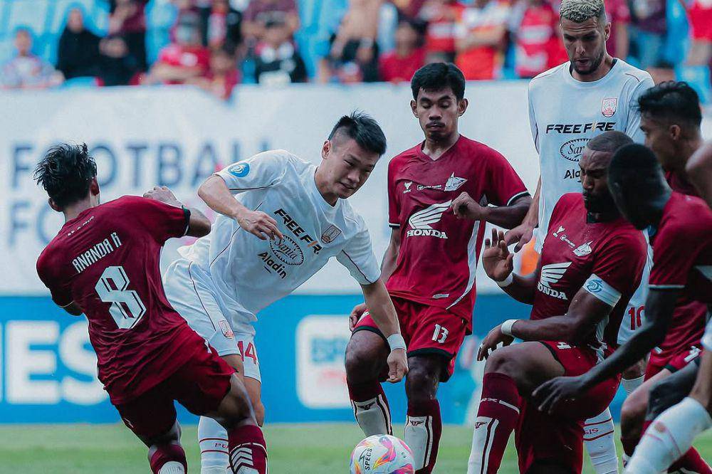 Pemain PSM Makassar (merah) dalam laga menghadapi Persis Solo pada putaran pertama Liga 1 Indonesia 2024/2025. (instagram.com/persisofficial)