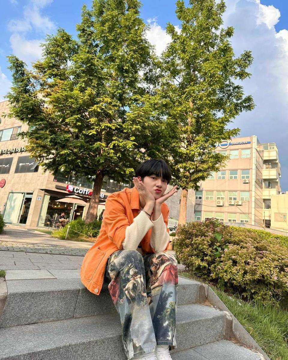 ide outfit untuk ngampus ala NuNew Chawarin (instagram.com/new_cwr)