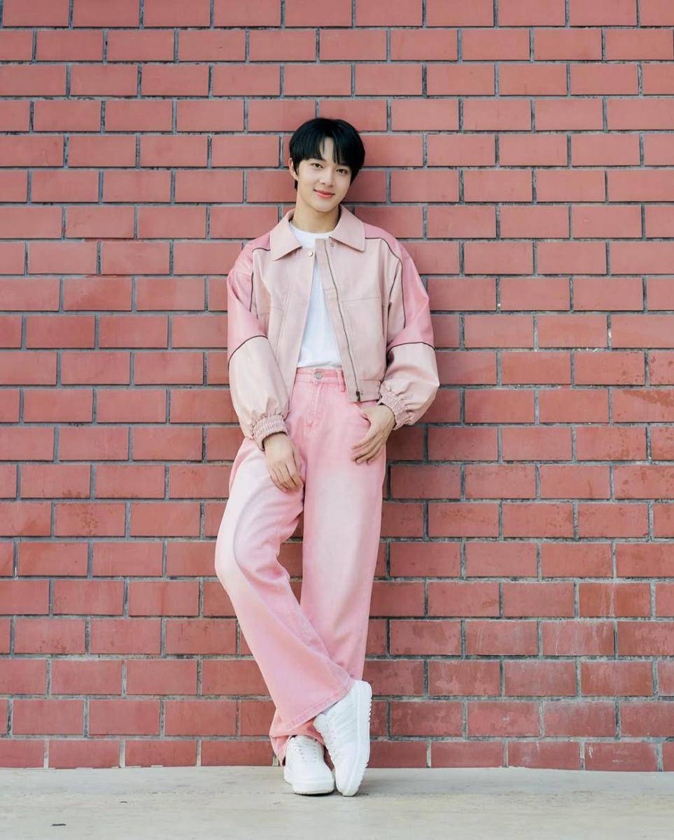 ide outfit untuk ngampus ala NuNew Chawarin (instagram.com/new_cwr)