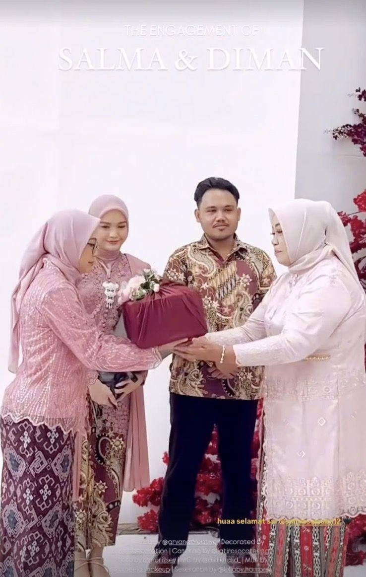 momen lamaran Salma Salsabila dan Dimansyah Laitupa (@elsya.oktaviani via instagram.com/salmine.official)