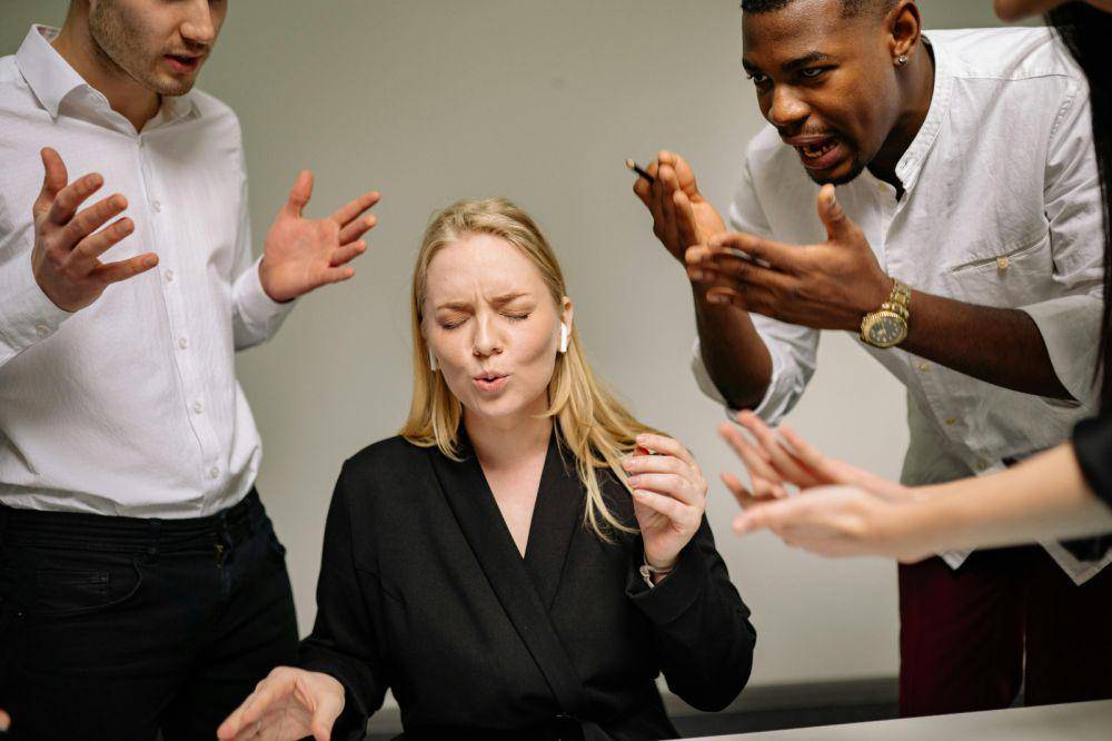 7 Cara Elegan Hadapi Bullying di Kantor, Stop Jadi Korban!