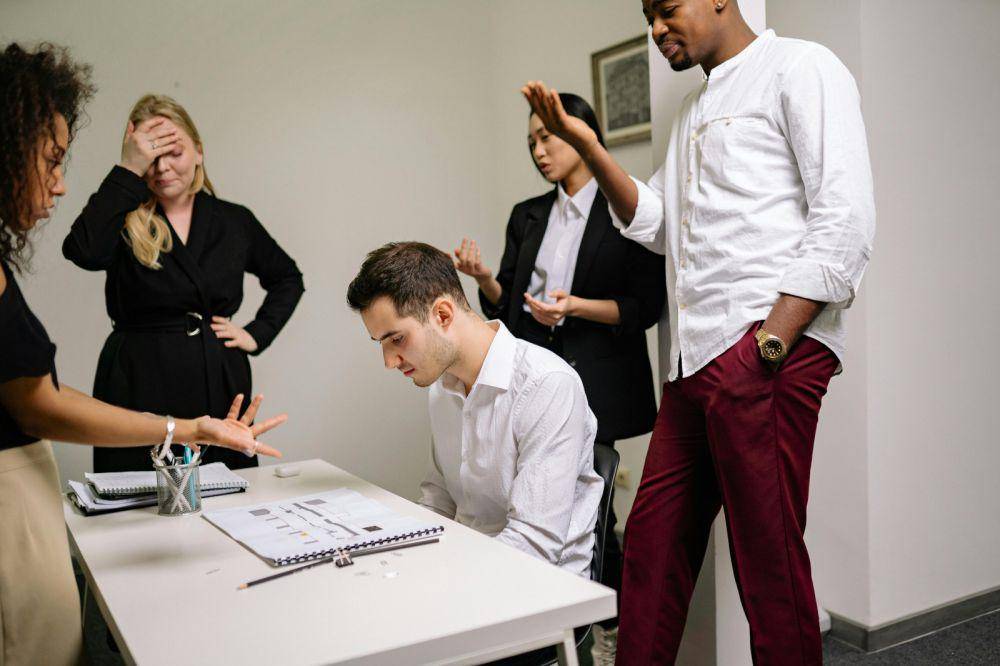 ilustrasi bully di kantor (pexels.com/ Yan Krukau)