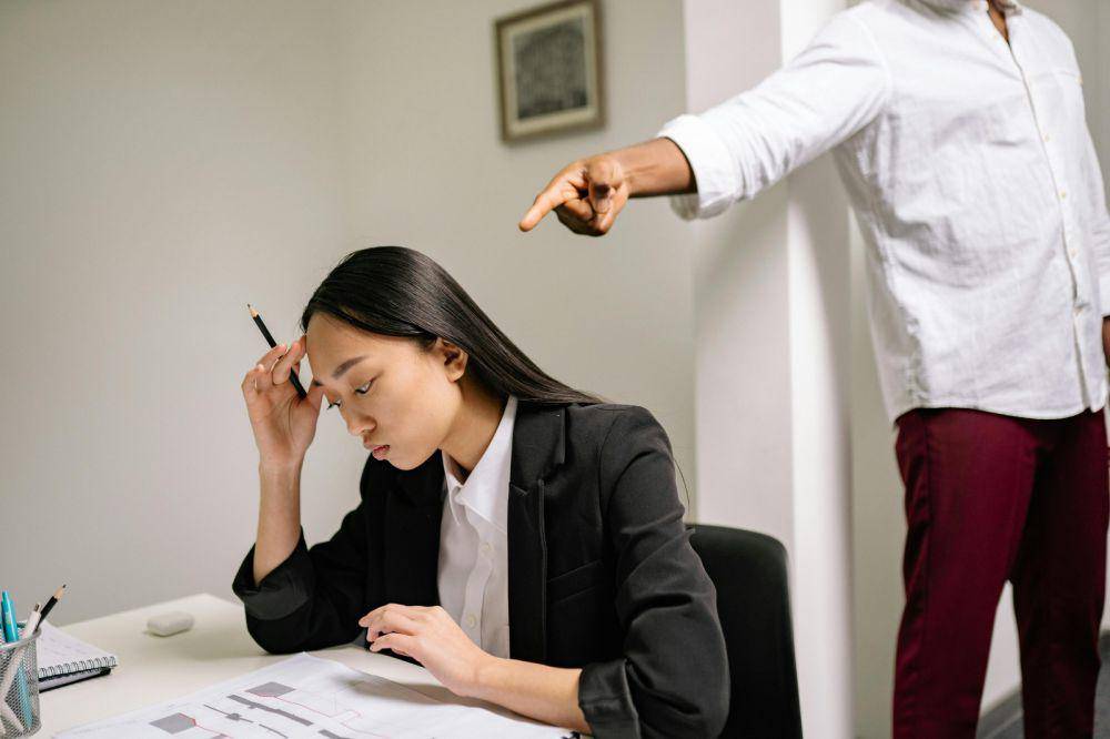 ilustrasi bully di kantor (pexels.com/ Yan Krukau)
