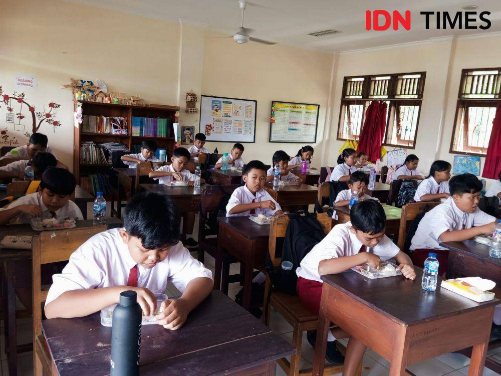 Siswa SDN 2 Bantas menikmati makan bergizi gratis, Senin (13/1/2025). (IDN Times/Wira Sanjiwani)