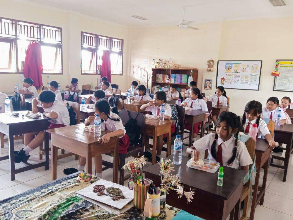 Siswa SDN 2 Bantas di Desa Bantas Kecamatan Seltim menikmati MBG, Senin (13/1/2025) (Dok.IDNTimes/Istimewa)