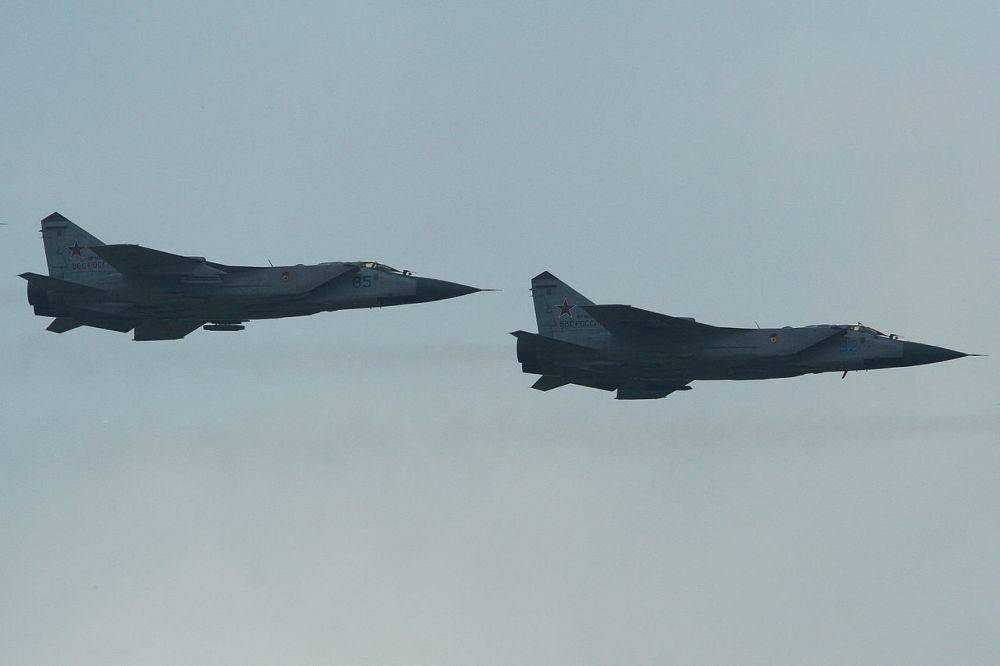 potret 2 jet tempur MiG-31 milik AU Rusia yang sedang terbang formasi di udara (commons.wikimedia.org/Alan Wilson)