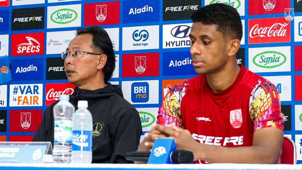 Pelatih Persis Solo Ong Kim Swee (kiri) dan bek Cleylton Santos (kanan) dalam sesi jumpa pers pada Minggu 12 Januari 2025. (Dok. Tim Media Persis)