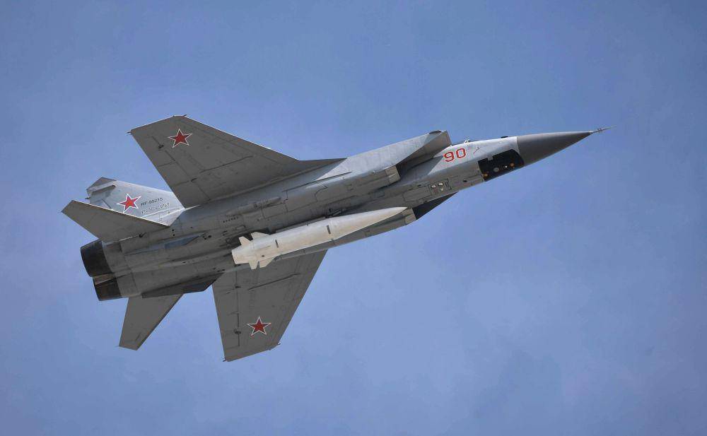 potret MiG-31K milik AU Rusia yang menjadi platform pembawa rudal hipersonik Kh-47M2 Kinzhal (commons.wikimedia.org/kremlin.ru)