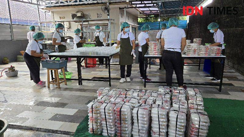 Penyiapan makanan di SPPG (IDN Times/Wira Sanjiwani)