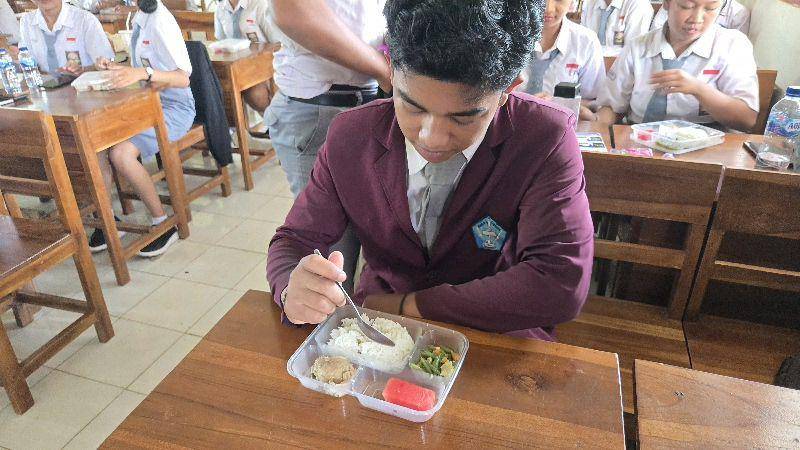 Siswa SMKN 3 Tabanan menikmati MBG, Senin (13/1/2025). (Dok.IDN Times/Istimewa)