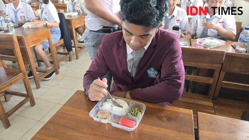 Siswa SMKN 3 Tabanan menikmati MBG, Senin (13/1/2025) (IDNTimes/Wira Sanjiwani)