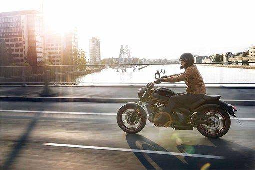 potret mengendarai Kawasaki Vulcan S 650 (kawasaki-motor.co.id)