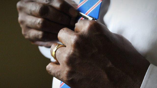 5 Tips Memakai Penjepit Dasi yang Elegan, Pahami Bro!