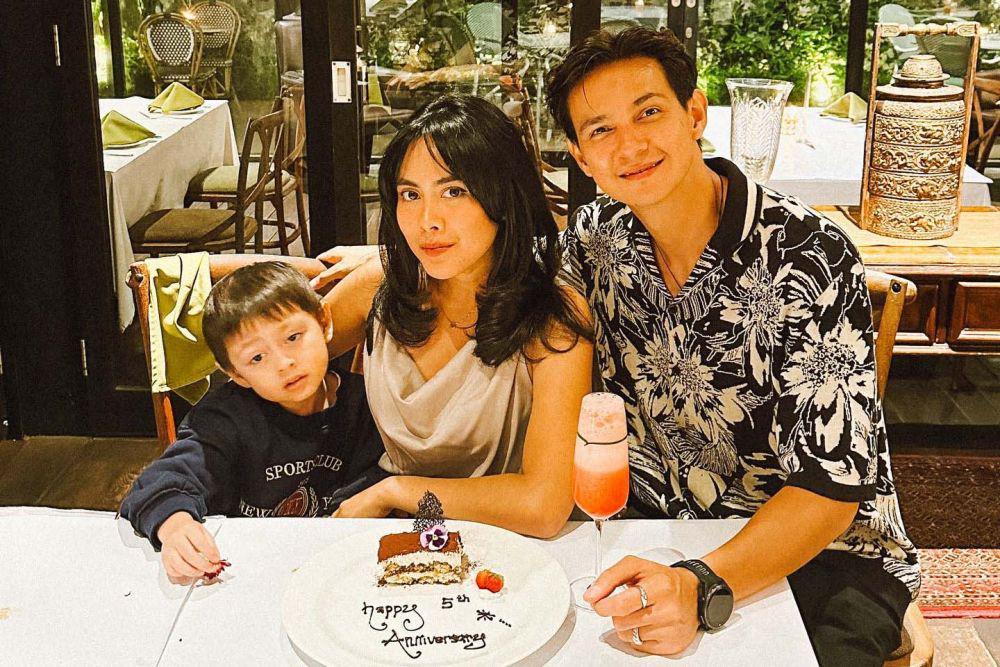 8 Potret Marcell Darwin dan Istri Rayakan Ulang Tahun ke-5 Pernikahan