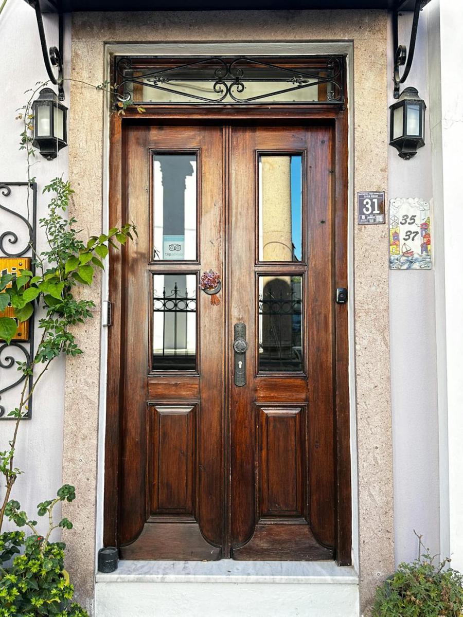 5 Tips Merawat Pintu Kayu Agar Terhindar dari Jamur dan Rayap