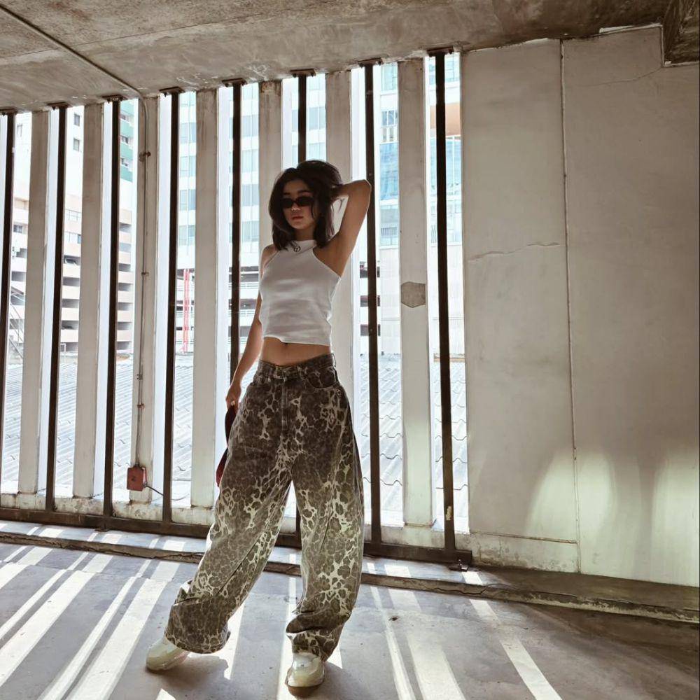 potret OOTD dengan look yang badass ala Goy Arachaporn (instagram.com/goyyog)