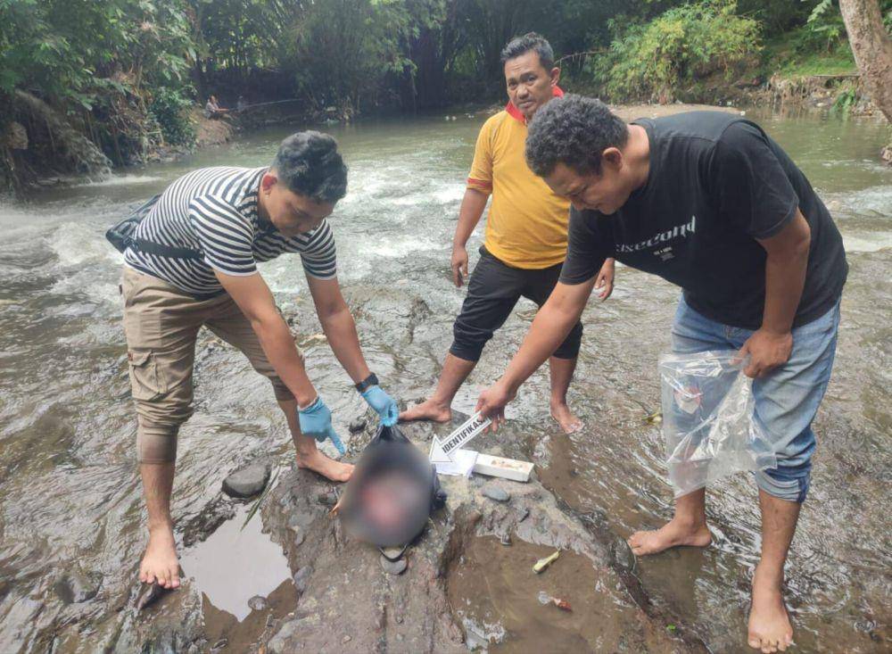 Mayat bayi dalam tas ransel yang ditemukan di Sungai Ancar Kota Mataram, Minggu (12/1/2025). (dok. Istimewa)