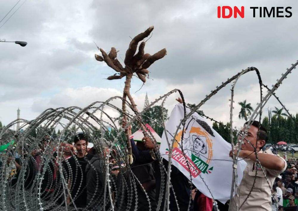Aksi unjuk rasa petani singkong di lapangan Korpri Gubernur Lampung. (IDN Times/Tama Yudha Wiguna).