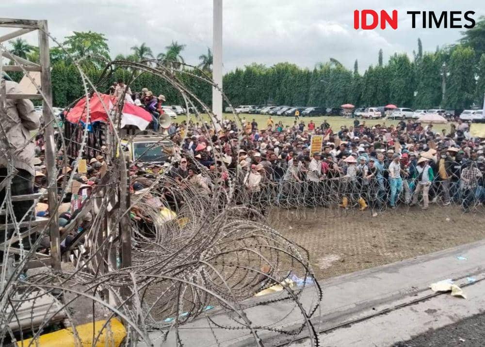 Aksi unjuk rasa petani singkong di lapangan Korpri Gubernur Lampung. (IDN Times/Tama Yudha Wiguna).