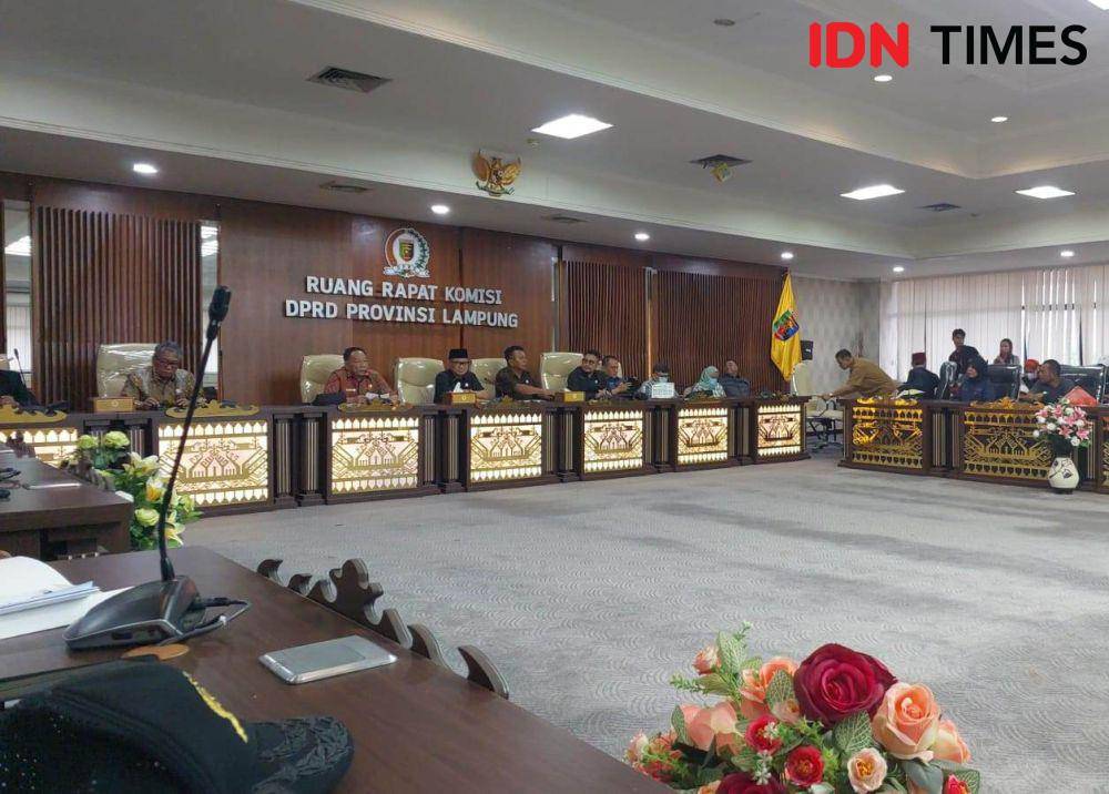 Medisi antara DPRD Provinsi Lampung dan petani singkong. (IDN Times/Tama Yudha Wiguna).