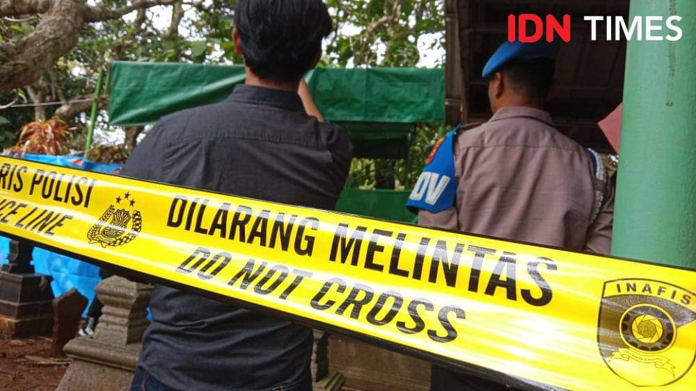 Beberapa pihak keluarga korban pengeroyokan menyaksikan proses pembongkaran makam di TPU Sekrakal Gilisari Kelurahan Purwosari Mijen Semarang. (IDN Times/Fariz Fardianto)