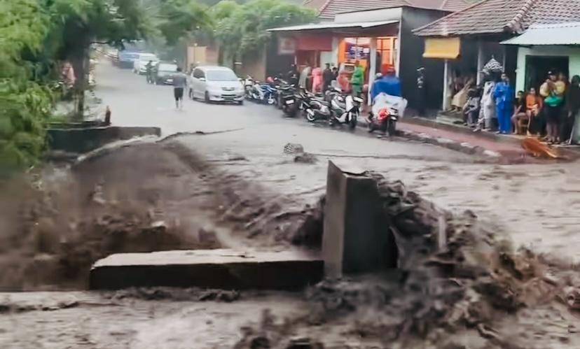 Banjir bandang menutup jalan nasional di Kecamatan Kubu, Kabupaten Karangasem. (Screenshot video)