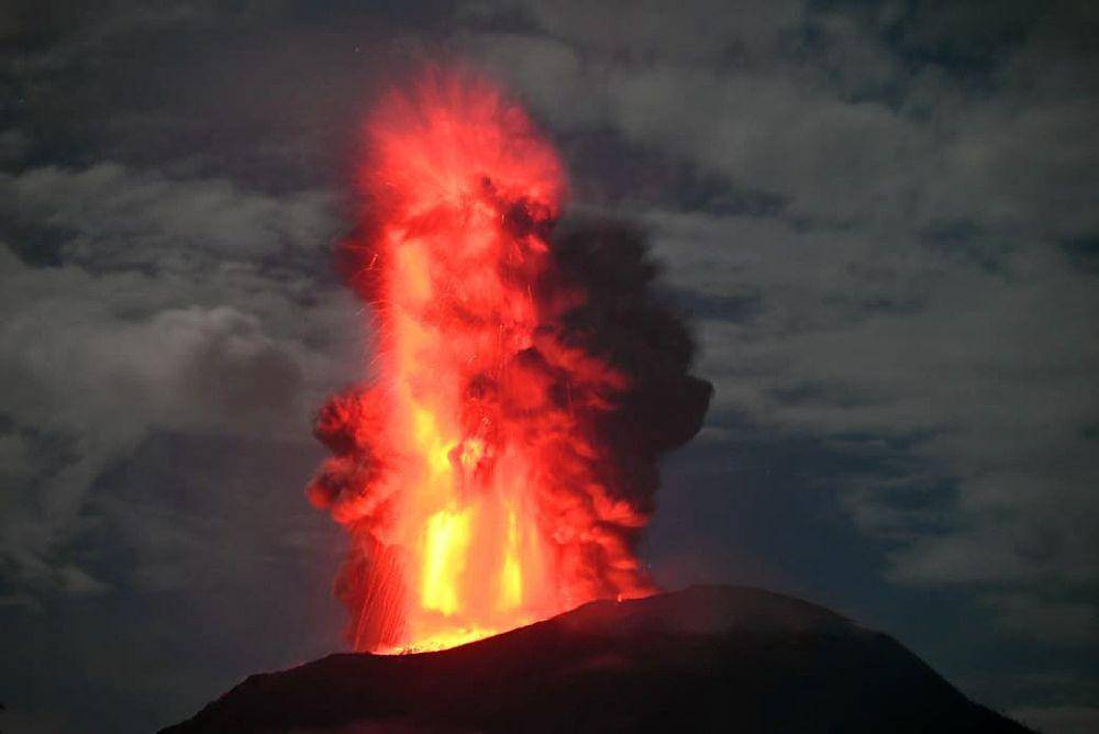 Lontaran lava pijar pada saat erupsi Gunungapi Ibu, Kabupaten Halmahera Barat, Maluku Utara, Sabtu (11/1/2025). (Dok. Badan Geologi)